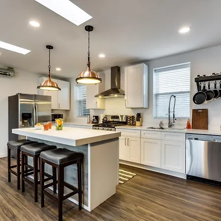 Pet Friendly And Room For 7! Large Common Areas To Converse And Connect Apts