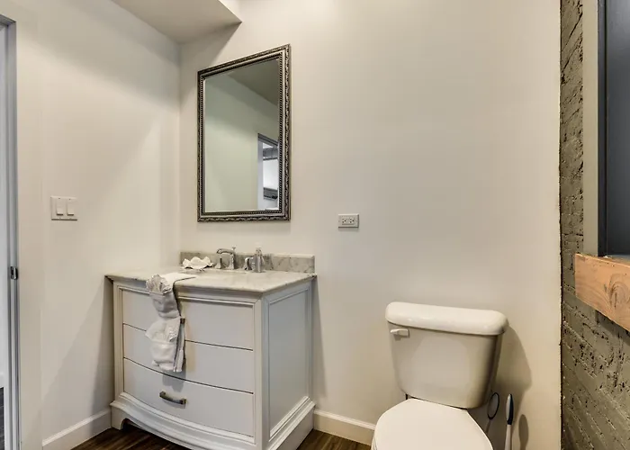 Pet Friendly And For 7! Large Common Areas To Converse And Connect Apts * Chicago