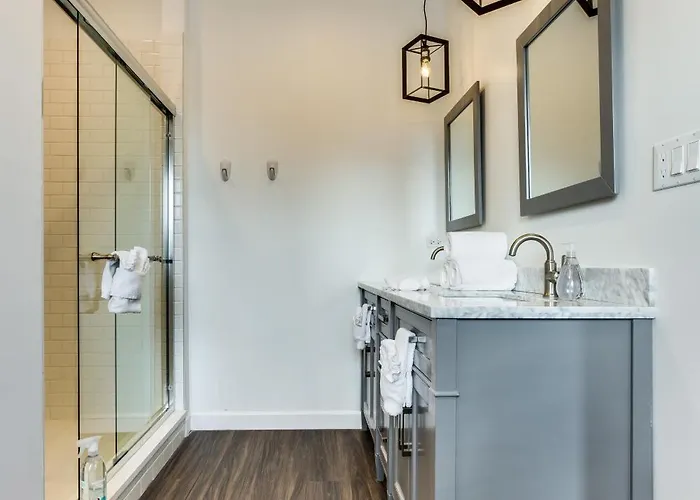 Pet Friendly And For 7! Large Common Areas To Converse And Connect Apts