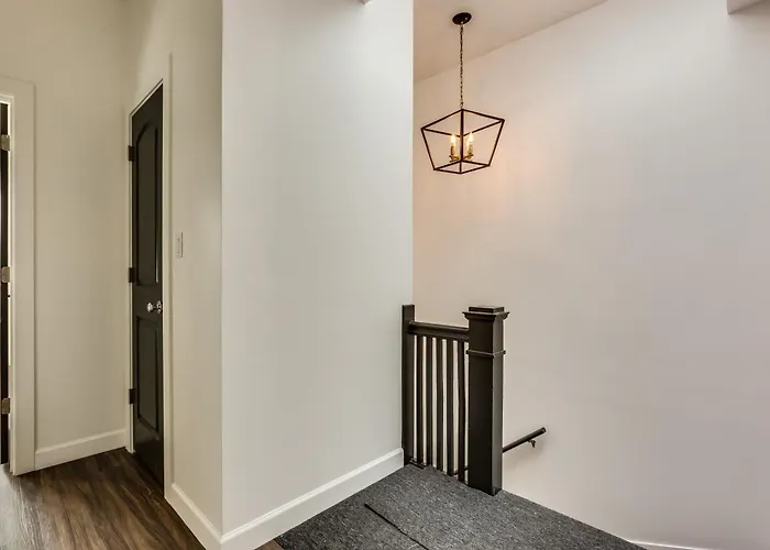 Apartment Pet Friendly And For 7! Large Common Areas To Converse And Connect Apts *