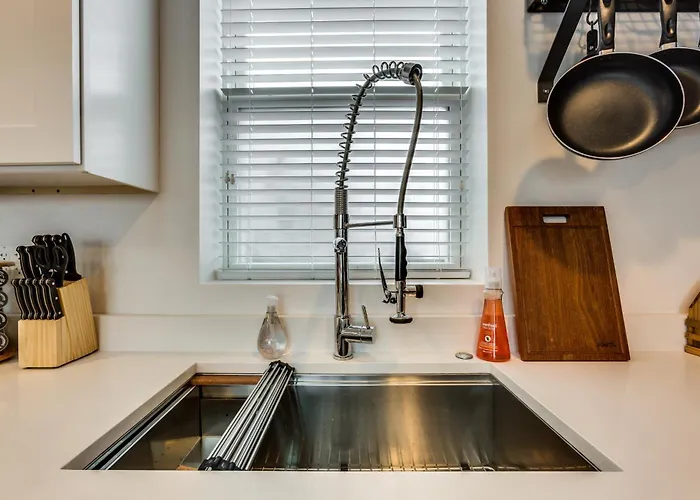 Pet Friendly And For 7! Large Common Areas To Converse And Connect Apts * Chicago