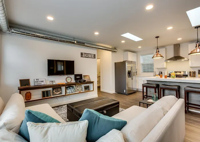 Pet Friendly And For 7! Large Common Areas To Converse And Connect Apts * Chicago