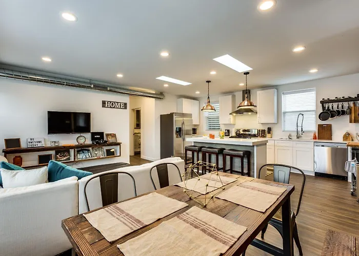 Pet Friendly And For 7! Large Common Areas To Converse And Connect Apts Apartment Chicago