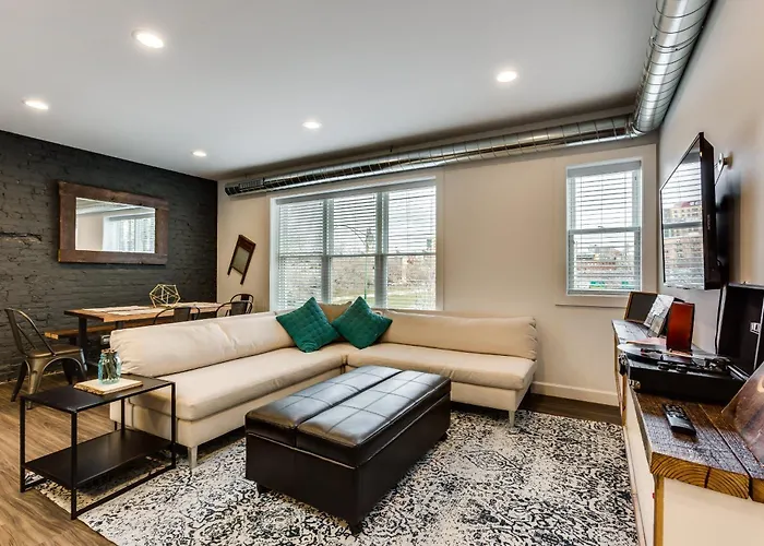 Pet Friendly And For 7! Large Common Areas To Converse And Connect Apts * Chicago